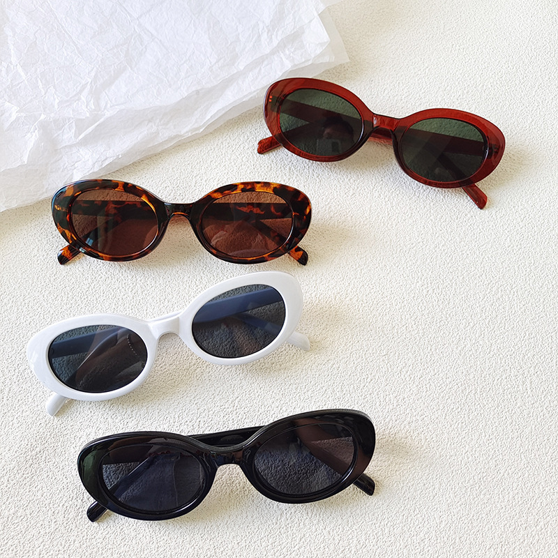 Vintage Fashion Brands - Lunettes de soleil ovales vintage pour